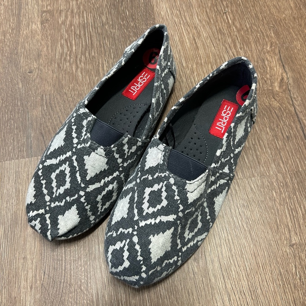 NWT Women's ESPRIT Gray and White Tribal Patterned Shoes Size 6 - Picture 1 of 4